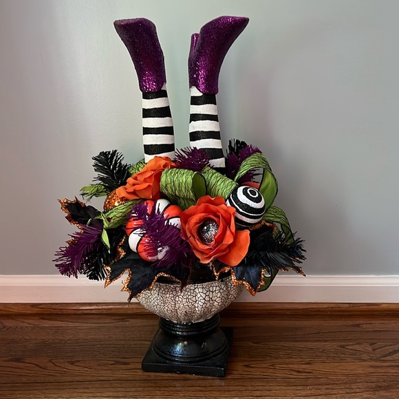HALLOWEEN WITCH LEGS CENTERPIECE - Picture 1 of 14